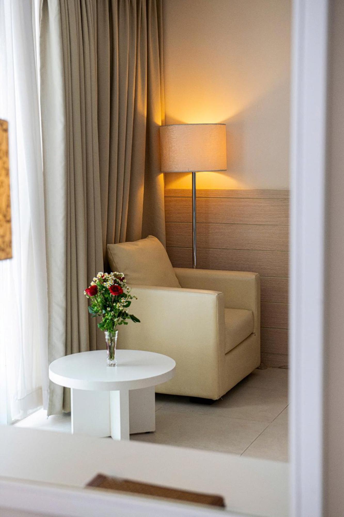 Nhi Phi Hotel Nha Trang Zewnętrze zdjęcie